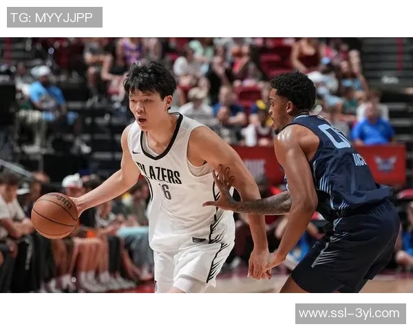 杨瀚森在比赛中掩护和传球速度较慢但节奏略快于克林根